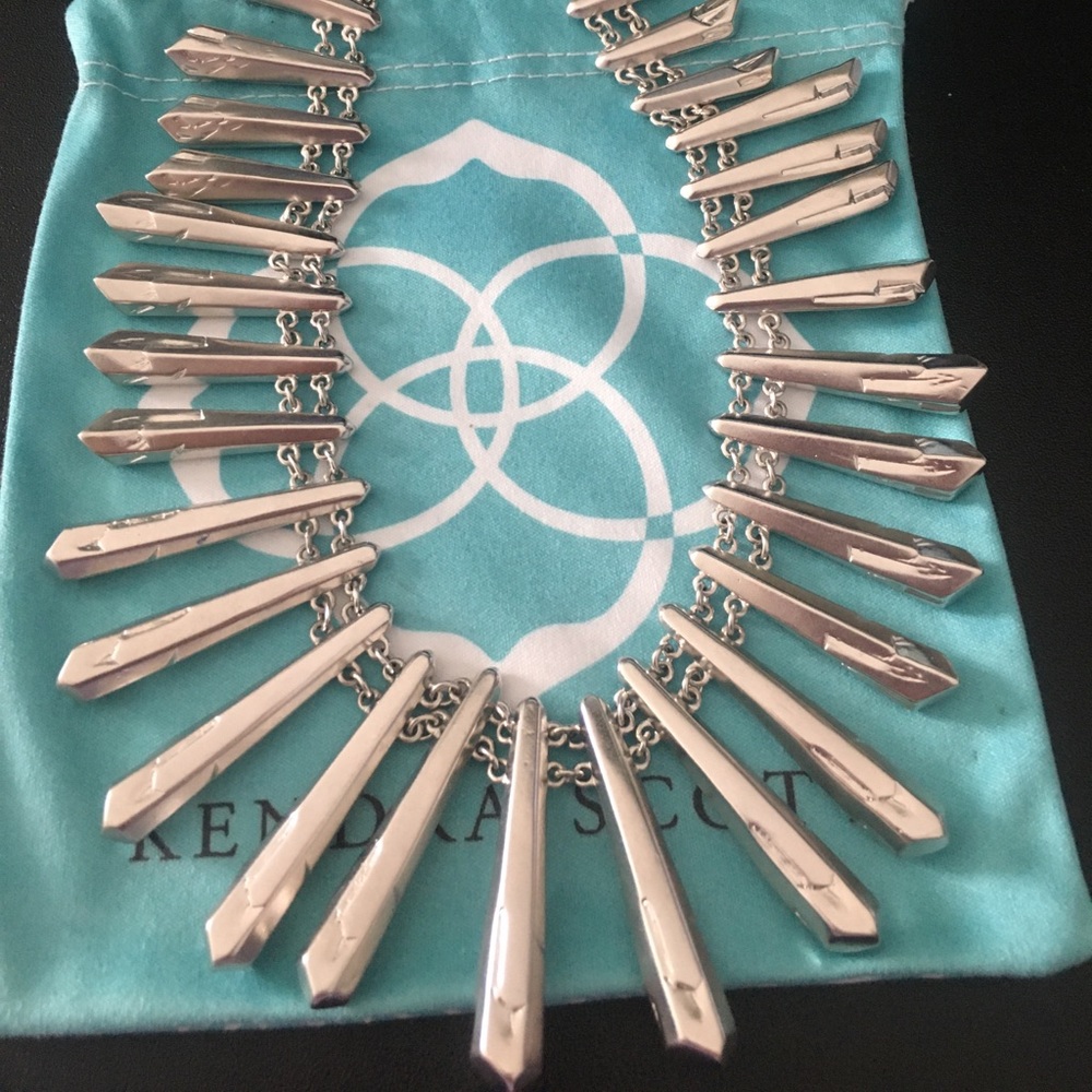 EUC Jill necklace in silver